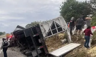 Cierre por volcadura de tráiler en autopista de Veracruz