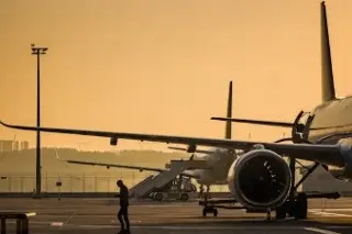 Detienen a mujer en aeropuerto de Los Ángeles, California; de esto la acusan 
