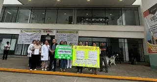 Protestan en hospital de Poza Rica por falta de pagos e insumos