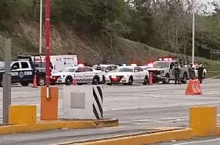 Persecución termina en balacera en caseta de autopista Tuxpan - México; reportan un muerto 