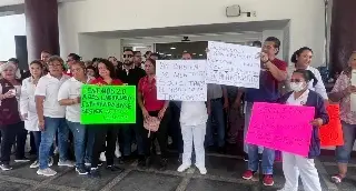 “No se puede brindar un servicio de excelencia con las manos atadas y los estantes vacíos”: Trabajadores del sector salud de Veracruz