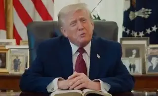 Trump lee la Biblia en medio de la guerra con Irán y tensiones con el papa León XIV