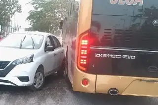 Fuerte accidente entre camión Ulúa y carro particular en Veracruz; 'fue un susto', relata pasajera