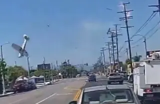 Avioneta choca con cables de alta tensión y cae (+Video)