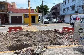 Reducción de carril por zanja en 20 de Noviembre