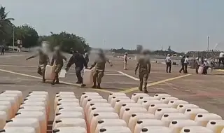 Aseguran embarcación con 103 bidones de combustible en altamar