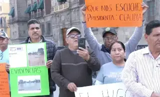 Damnificados de comunidades en Veracruz protestan en Palacio Nacional 