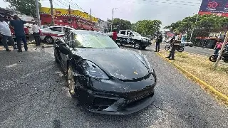 Choca auto de lujo en Veracruz 