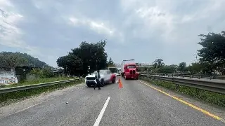 Cierre parcial de circulación en carretera con dirección al puerto de Veracruz