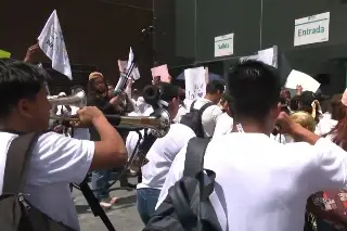 Protestan padres y suegras en tribunal. Esto piden