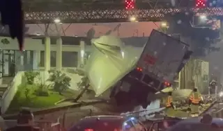 Tráiler choca contra varios autos y con caseta de peaje en Michoacán; hay 7 heridos