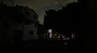 Vecinos de Puente Moreno confrontan a personal de CFE tras quedarse sin luz 
