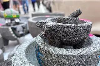 Entre la necesidad y la tradición: artesanos llegan a Veracruz a vender molcajetes de piedra volcánica