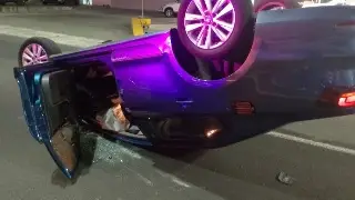 Vuelca auto tras chocae contra palmera en Orizaba, Veracruz