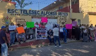 Padres de familia protestan en telesecundaria de Veracruz por falta de maestros 