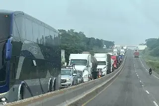 Bloquean esta autopista la mañana de este lunes; hay caos vial