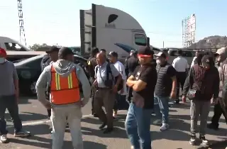Grupo de choque llega a bloqueo en autopista y agrede a manifestantes; hay un detenido