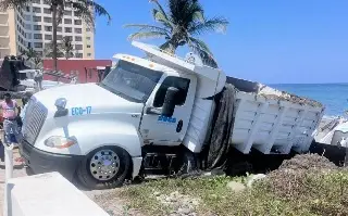 Se atascó un camión de volteo del municipio de Boca del Río 
