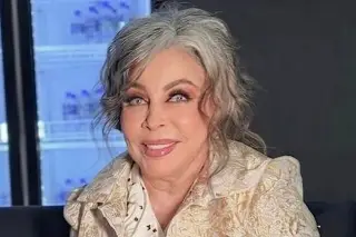 Ovación de pie para premiar a Verónica Castro por 60 años de trayectoria (+video)