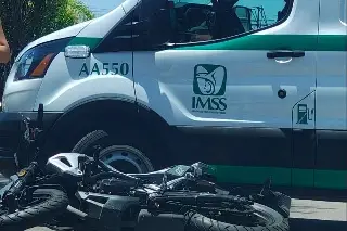 Accidente en Xalapa: motociclista choca contra ambulancia del IMSS