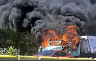 Reportan balazos y quema de camiones en enfrentamiento entre sindicatos en la México-Puebla