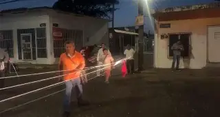 Vecinos cierran la vialidad en JB Lobos por falta de energía eléctrica