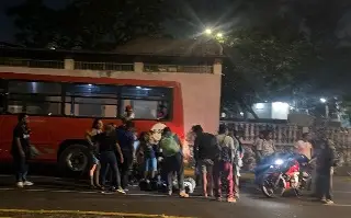 Mujeres en moto chocan con camión de pasaje en Veracruz