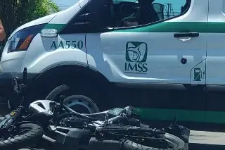 No hubo lesionados tras choque de motociclista contra ambulancia: IMSS