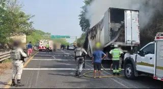 Reportan cierre vial por vehículo incendiado en esta autopista de Veracruz