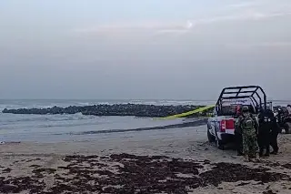 Joven universitario muere ahogado tras caer de escollera en playa de Tuxpan