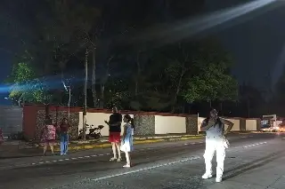 Colonia de Boca del Río lleva 3 días sin luz; vecinos bloquean avenida Díaz Mirón