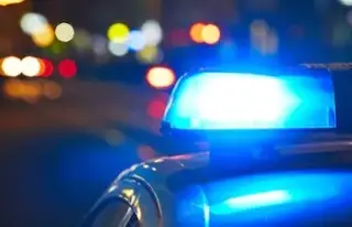 Se incendia camioneta en fraccionamiento de Boca del Río; daña casa y poste