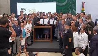 Sheinbaum firma acuerdo para jornada laboral de 40 horas en México 