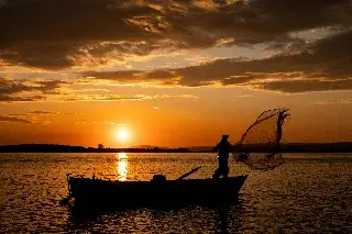 Veracruz censará pescadores libres tras derrame; darán 4 mil pesos