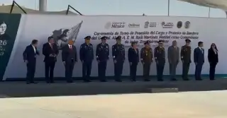 Le cae encima el escenario a Delfina Gómez durante evento con militares (+VIDEO)