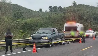 Muere motociclista tras chocar contra camioneta en autopista de Veracruz