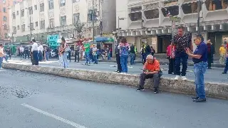 Desalojan edificios y oficinas en CDMX por sismo de este lunes