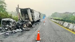 Cierre por tráiler calcinado en esta autopista de Veracruz. Precaución 