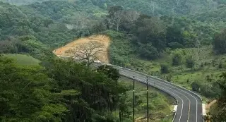 Desalojan con antimotines a ciudadanos que bloquearon caseta en carretera de Veracruz