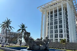 Piden rescatar del abandono a la emblemática Torre de Pemex de Veracruz