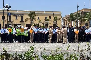 Decenas de trabajadores son evacuados del edificio de Asipona Veracruz