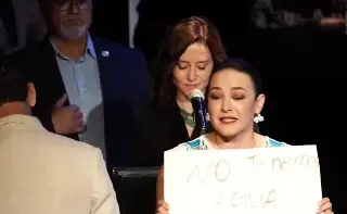 Regidora de Morena irrumpe evento de Díaz Ayuso (+Video)