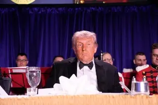 Alto al fuego en Irán sigue vigente, pese a intercambio de misiles en Ormuz: Trump