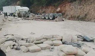 Aparatosa volcadura de tráiler con cemento en autopista de Veracruz 
