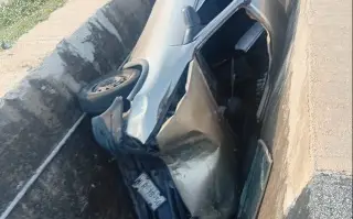 Cae auto en canal de aguas negras en Coatzacoalcos, Veracruz