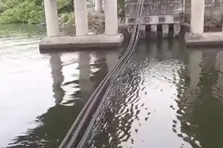 Caen cables de energía al río en puente de Boca del Río; obstruye paso de lanchas (Fotos y video) 