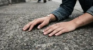 Graba el momento en que es atropellada por auto que huyó