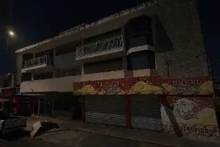 Rescatan a hombre electrocutado en edificio, frente al estadio de béisbol en Boca del Río