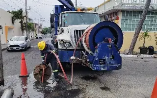 CAB atiende drenaje desbordado en colonia de Boca del Río