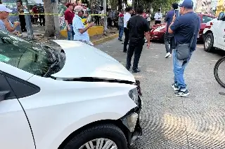 Aparatoso choque en Veracruz; dañan transformador de CFE 